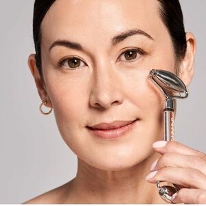 Flawless Contour Vibrating Facial Rose Quartz Roller & Massager